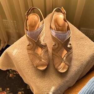 Clarks light tan suede Delsie  Women's Sandals